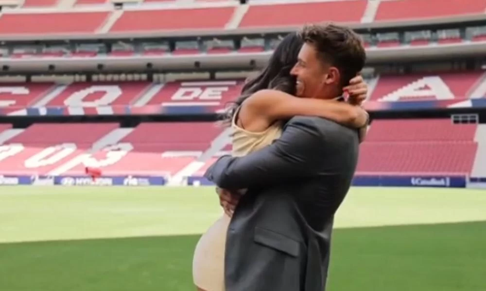 Ο Μάρκος Γιορέντε έκανε πρόταση γάμου στο γήπεδο της Ατλέτικο και η νύφη πλάνταξε στο κλάμα